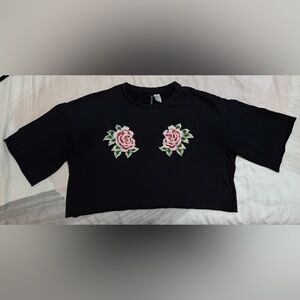 H&M Divided // Black Roses Sweatshirt Crop Top // Medium